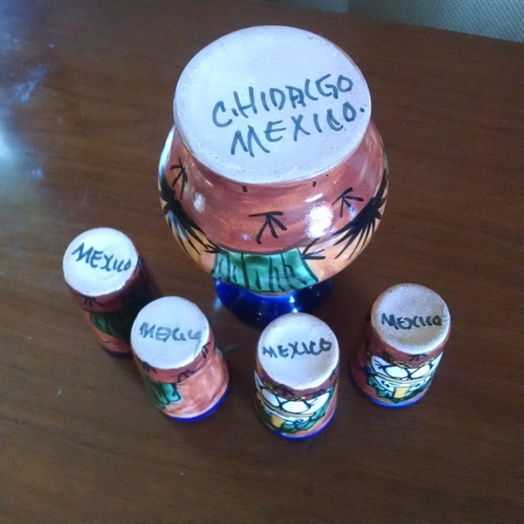 Mexican decanter and 4 shot glasses - Picture 7 of 8